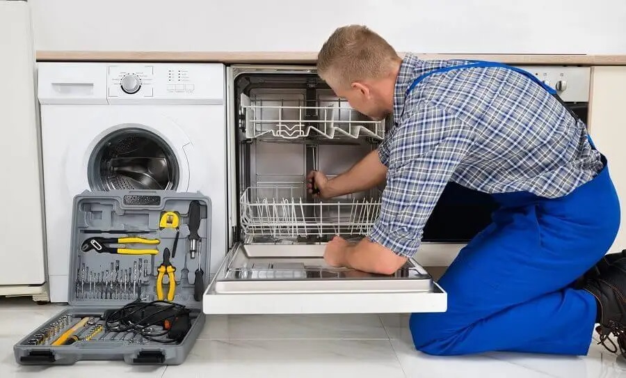 Beykoz Daikin servisi teknisyen ekibi beyaz eşya tamiri yaparken